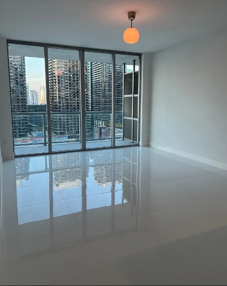 Building Photo - 1111 SW 1st Ave