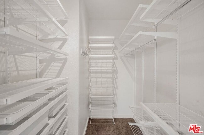 Building Photo - 585 N Rossmore Ave