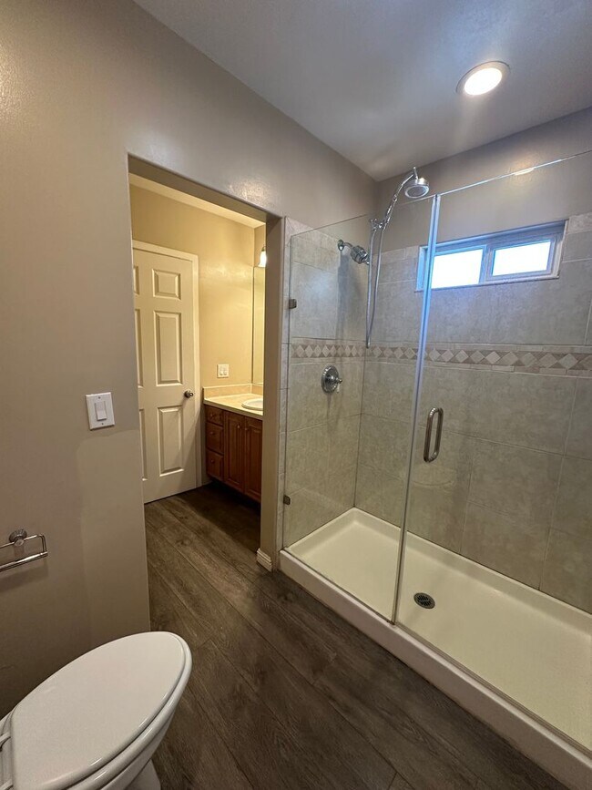 Building Photo - Beautifully updated 3br/2ba Home with Time...