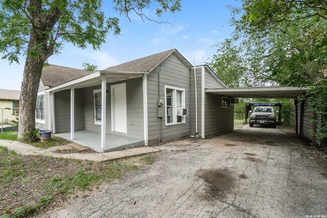 Building Photo - 614 N Sabinas St