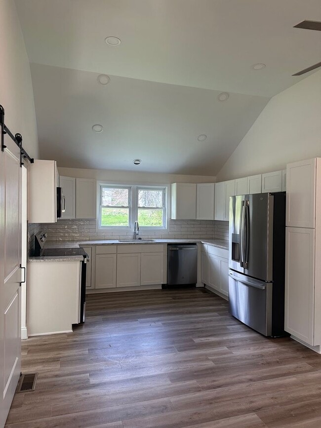 Building Photo - Powell 37849 - Completely Renovated, 2 bedroom, 1 bath Rancher - Contact Kenna Stephens (865) 604...
