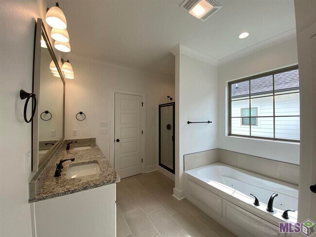 Building Photo - 4 Bedroom House in Denham Springs