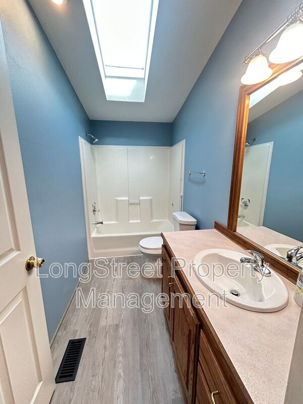 Building Photo - 2520 NW Robinhood St