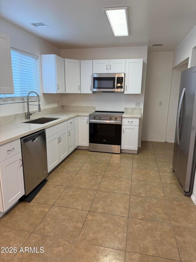 Building Photo - 909 E Escuda Dr