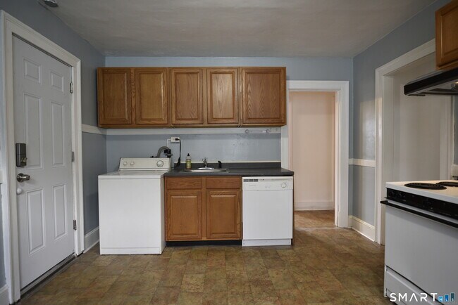 Building Photo - 214 N Quaker Ln