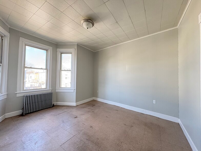 Building Photo - 72 Rose Ave