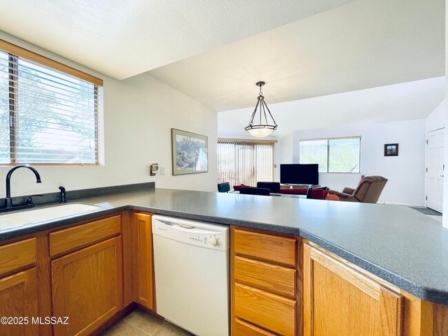 Building Photo - 5051 N Sabino Canyon Rd
