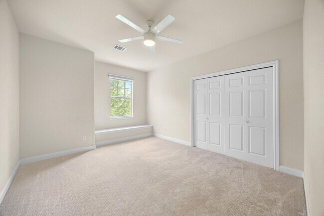 Building Photo - 7 Bed Home for August!