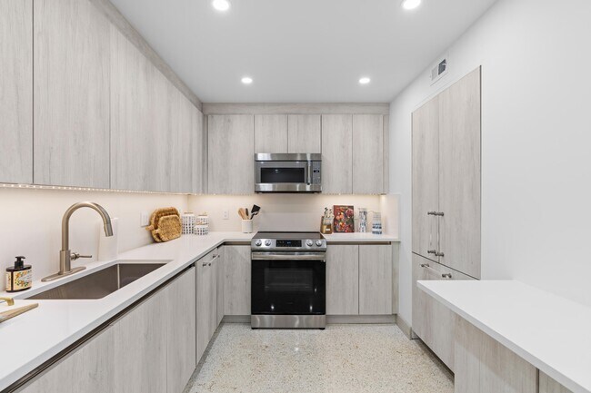 Building Photo - 170 N Ocean Blvd