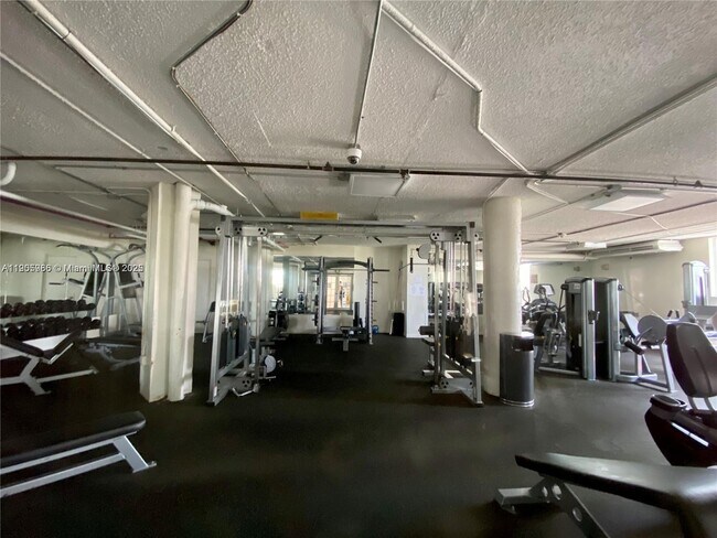 Building Photo - 825 Brickell Bay Dr