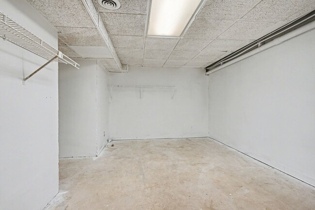 Building Photo - Large 3 Bedroom 2 Bath Home