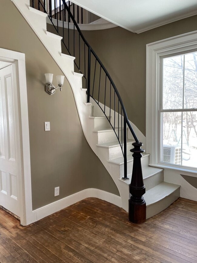 Building Photo - Recently Renovated Victorian Style Home in...