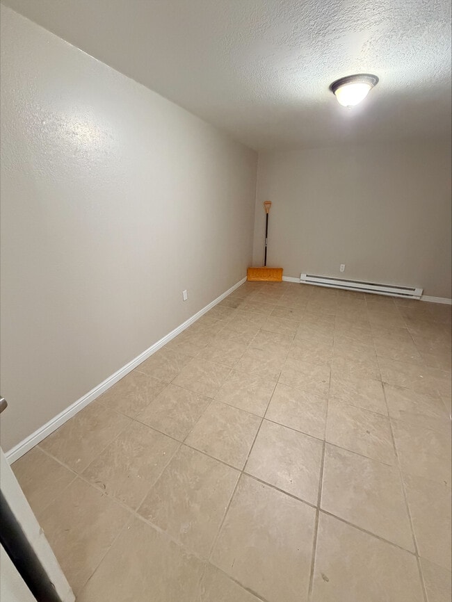 Building Photo - 1327B 9th W Ave