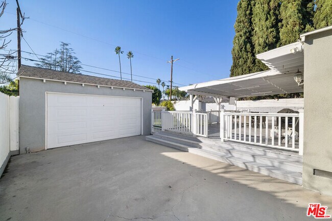 Building Photo - 5439 Carpenter Ave