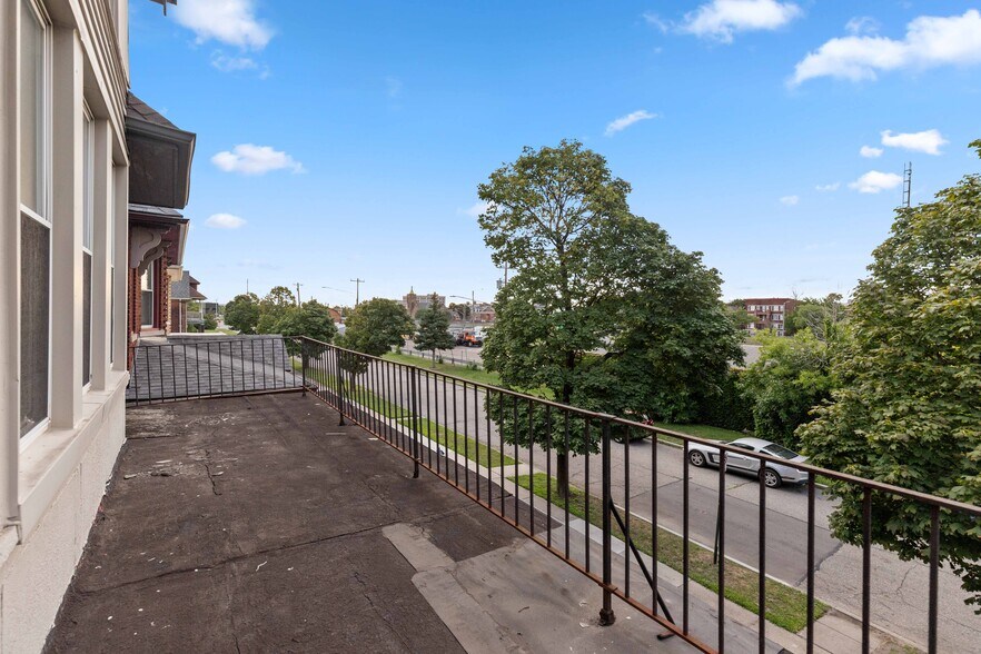 Building Photo - 310 Hendrie St