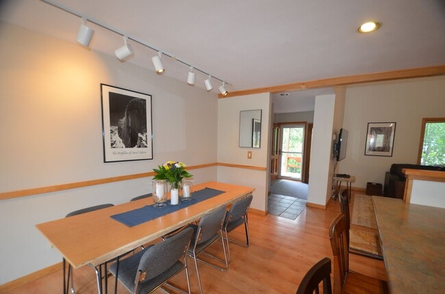 Building Photo - Extended Winter Rental!  Beautiful 3bed/2 ...