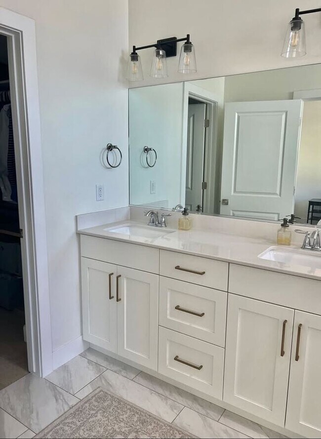 Building Photo - Gorgeous Townhome with Community Pool and Amenities