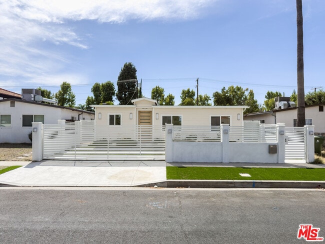 Building Photo - 5035 Zelzah Ave