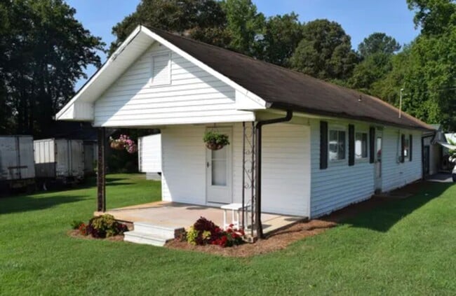 Building Photo - Charming, Partially Furnished Cottage-Styl...