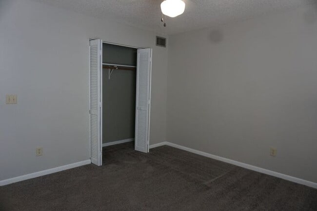 Building Photo - 2 Bedroom Townhome near NAS