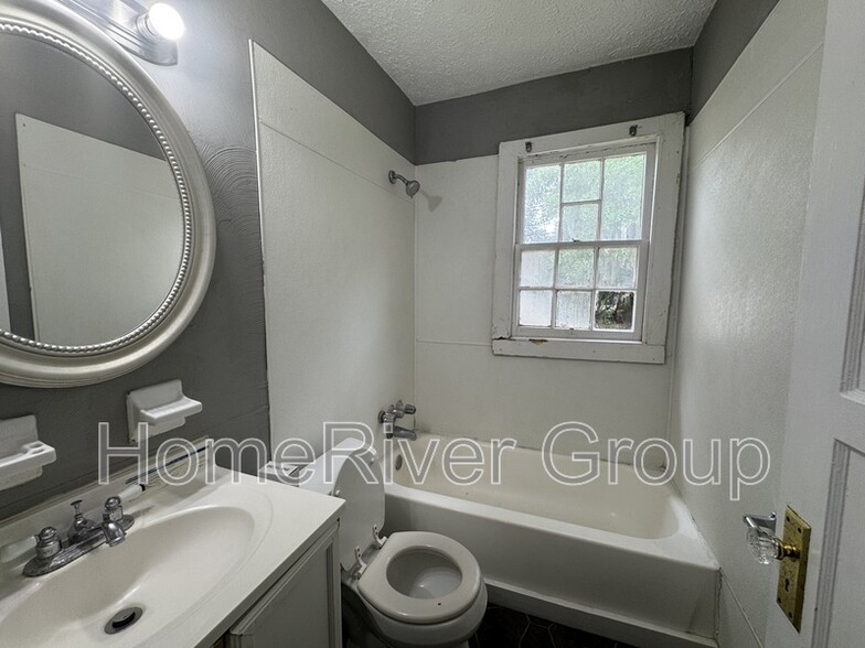 Building Photo - 204 E 48th St