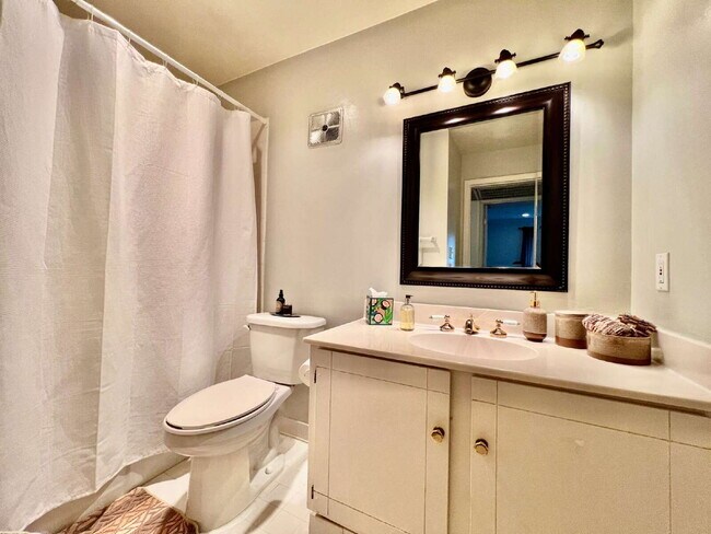 Building Photo - FULLY FURNISHED LUXURY CONDO!
