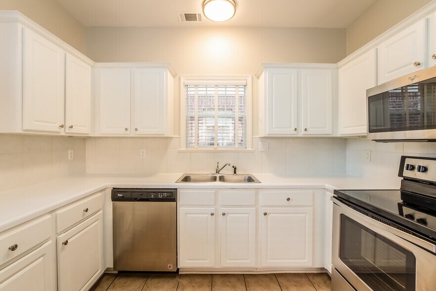 Building Photo - 10436 Sunnybrook Cir