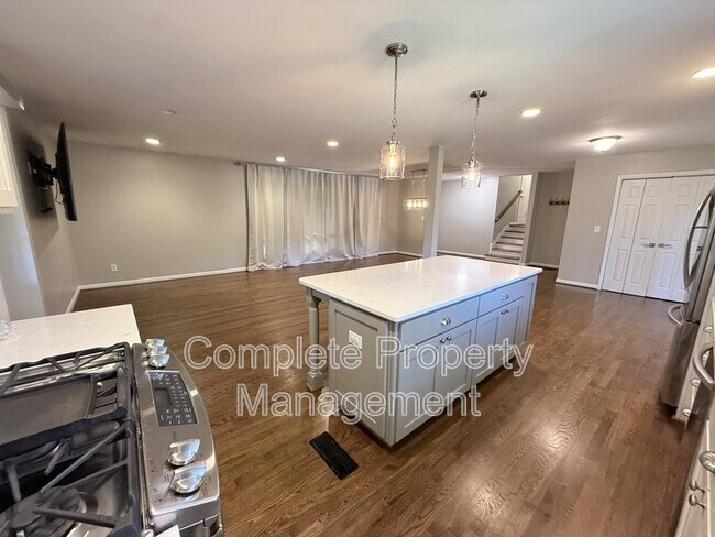 Building Photo - 3153 Woodhaven Dr