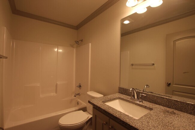 Building Photo - Beautiful 3 Bedroom 2 Bathroom Townhouse i...