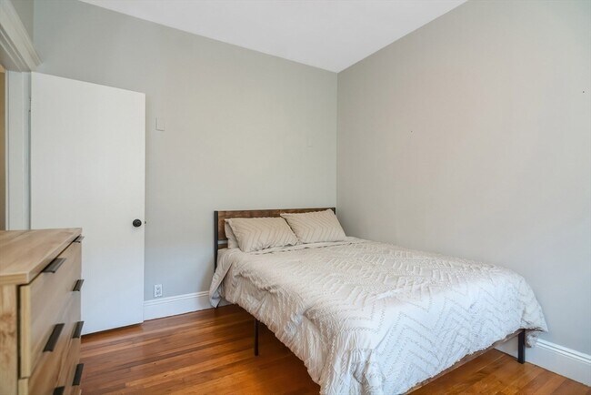 Building Photo - 91-93-93 Bynner St