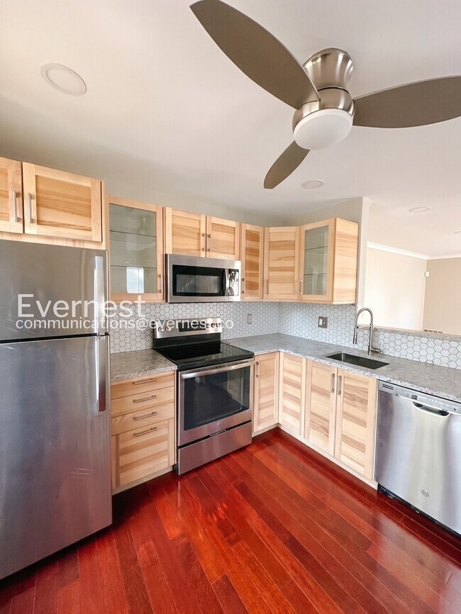 Building Photo - 2 Bed/1.5 Bath Townhome with Garage / Vouchers Accepted / Available Now!