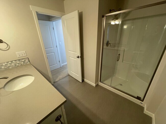 Building Photo - N18