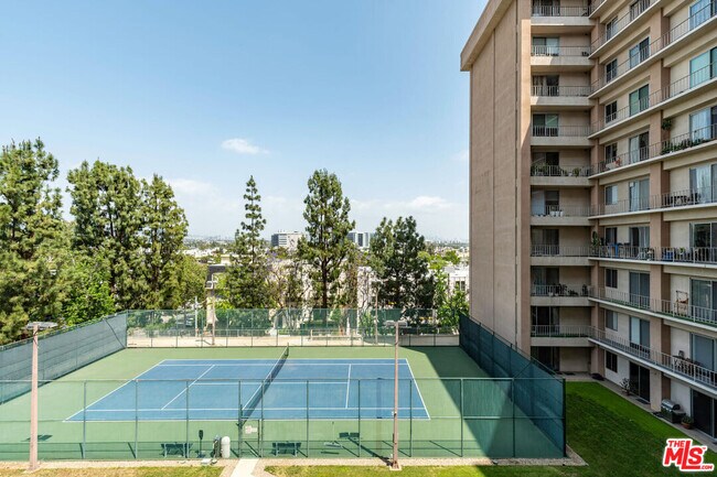 Building Photo - 100 S Doheny Dr