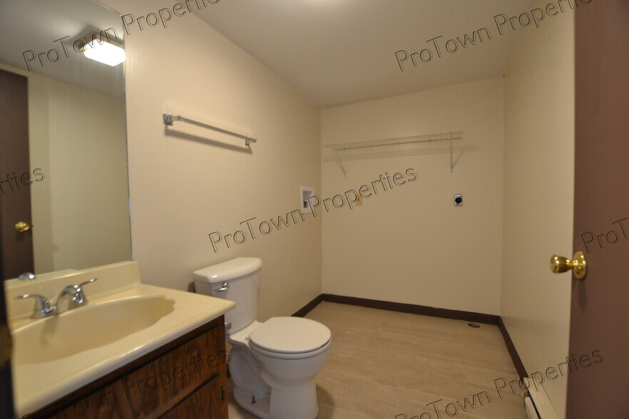 Building Photo - 636 Meadowood Ln