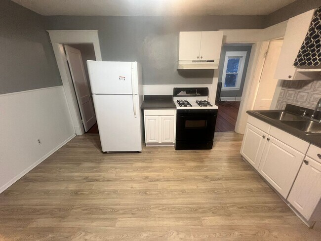 Building Photo - 30 Beverly St