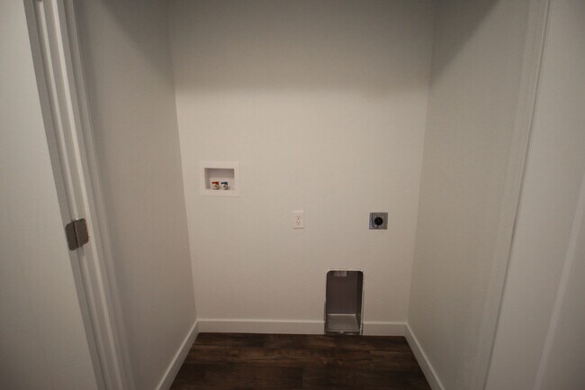 Washer and Dryer Hookups - 14507 S. Abbey Bend Lane