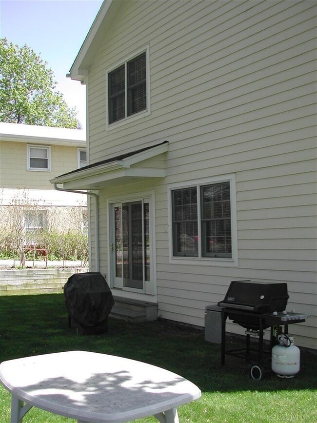 Building Photo - 15 Haynes Ave