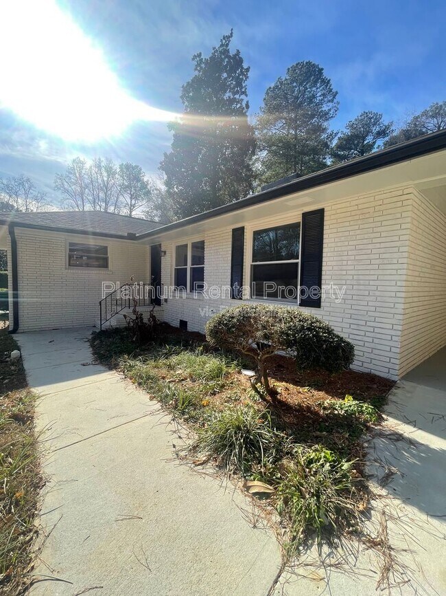 Building Photo - 1245 Shore Dr SW