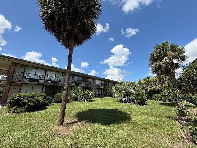 Building Photo - 7900 S Orange Blossom Trl