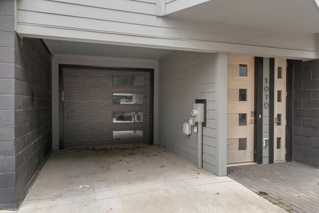 Building Photo - Modern Townhome with Roof Terrace in Dilworth Neighborhood Charlotte NC