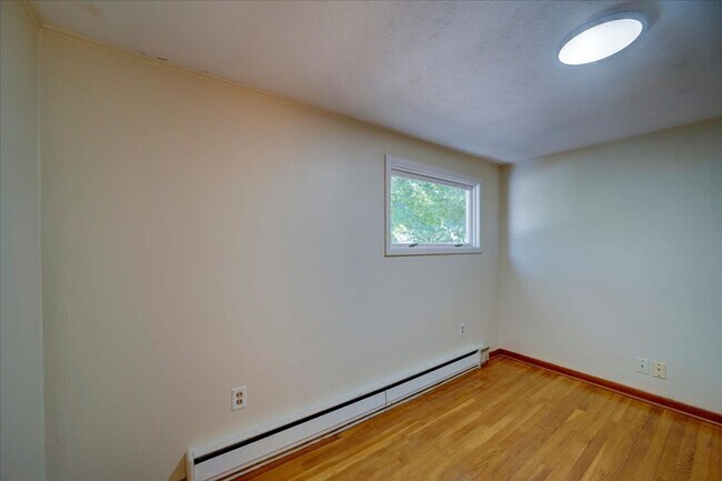 Building Photo - 3 Bedroom Apartment in Burlington VT Avail...
