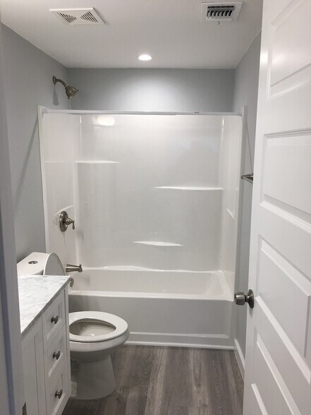 Secondary Bath - 1809 Roosevelt St