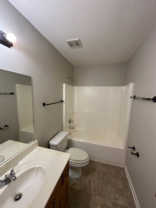 Building Photo - Bright open 3BR/2ba with bonus, 1900 sq feet!  Pets are owner's approval, fees apply.