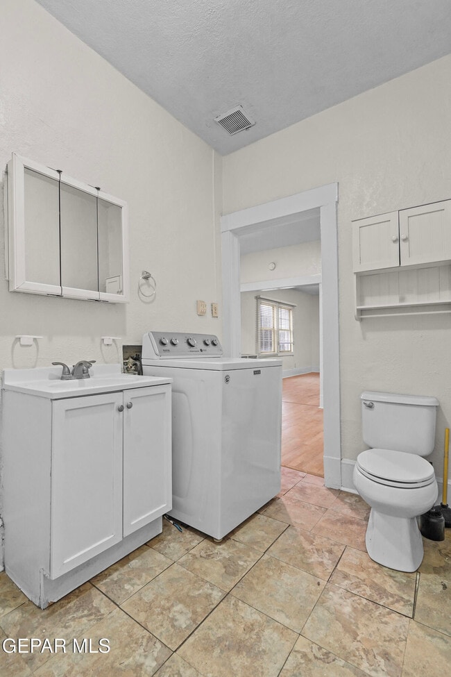 Building Photo - 1307 N Ochoa St