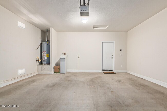 Building Photo - 1019 W Spur Dr