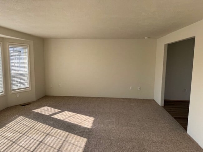 Building Photo - 3 Bedroom/ 2 Bathroom Single Level Home