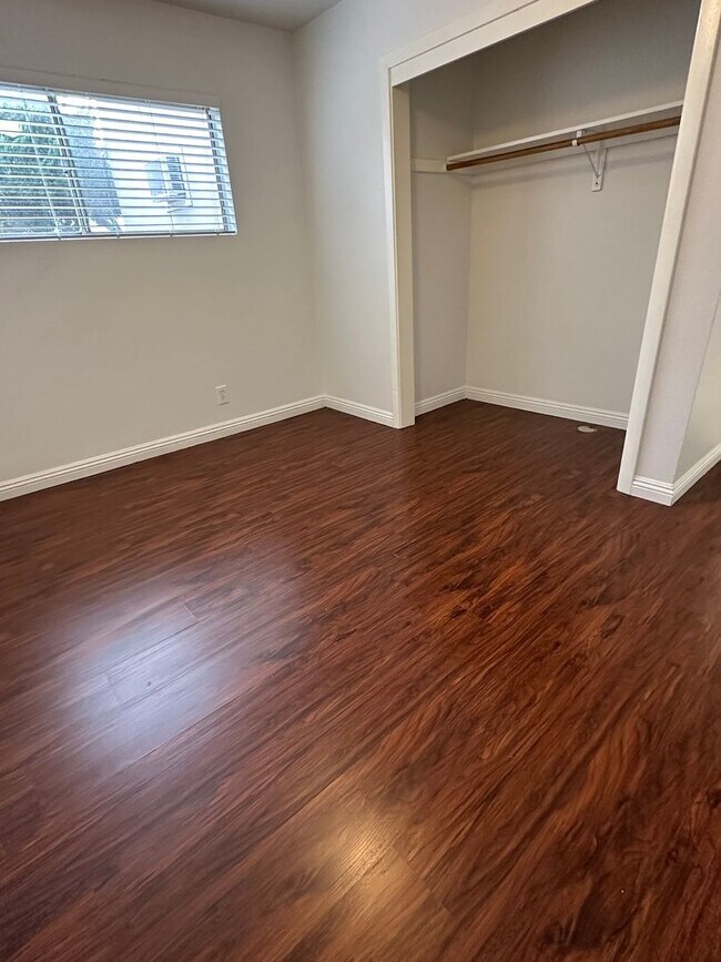 Building Photo - 2 Bedroom / 1 Bath Apartment for Rent