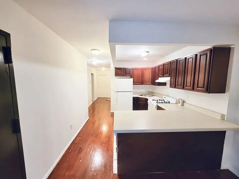 Building Photo - Furnished room/NOT APARTMENT