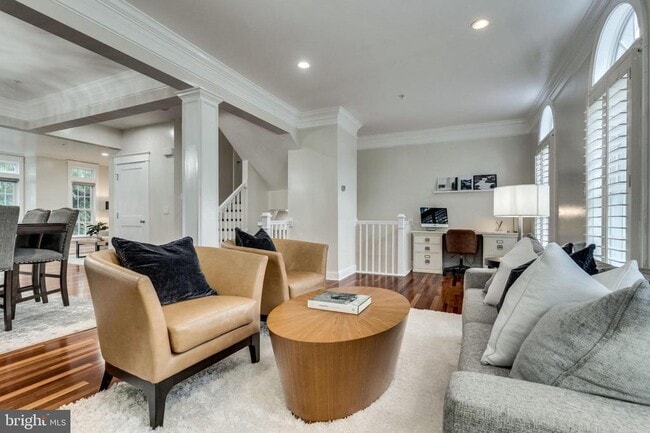 Building Photo - 820 W Glebe Rd