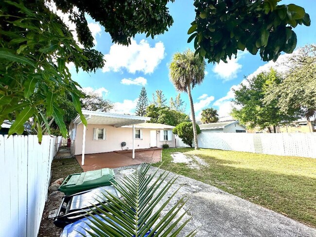 Building Photo - 525 NW 15th Terrace